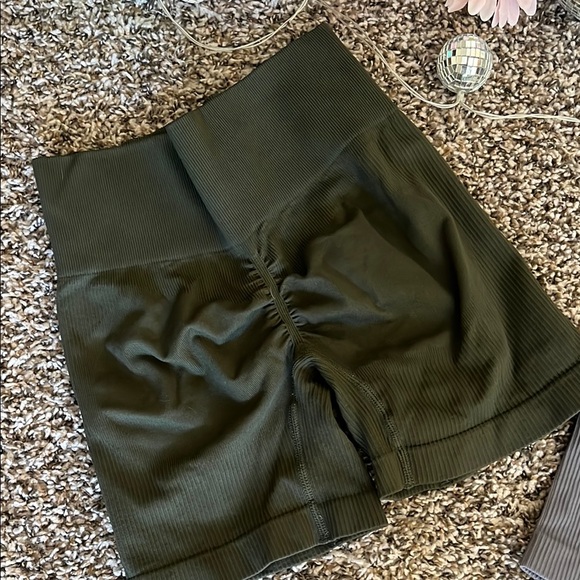 Green and Gray High-Waisted Shorts Set - Picture 8 of 10